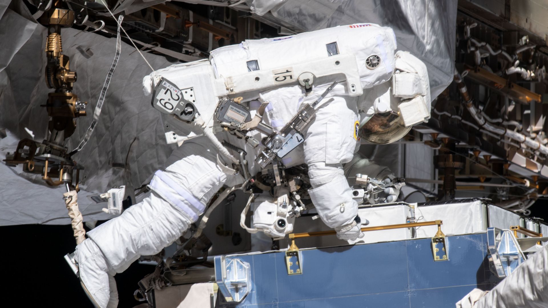 Астронавти на НАСА излязоха в открит космос от МКС