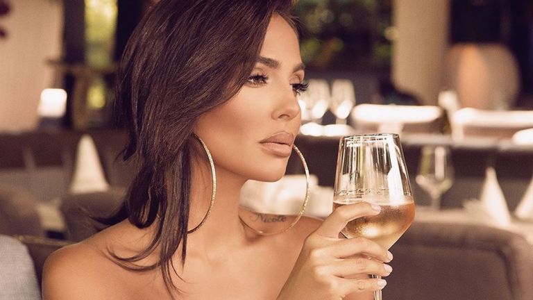 Николета Лозанова чисто гола и окована с вериги | Лайф.dir.bg