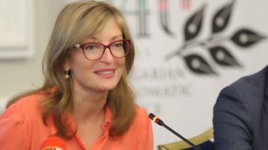 Вицепремиерът и министър на външните работи Екатерина Захариева се самоизолира