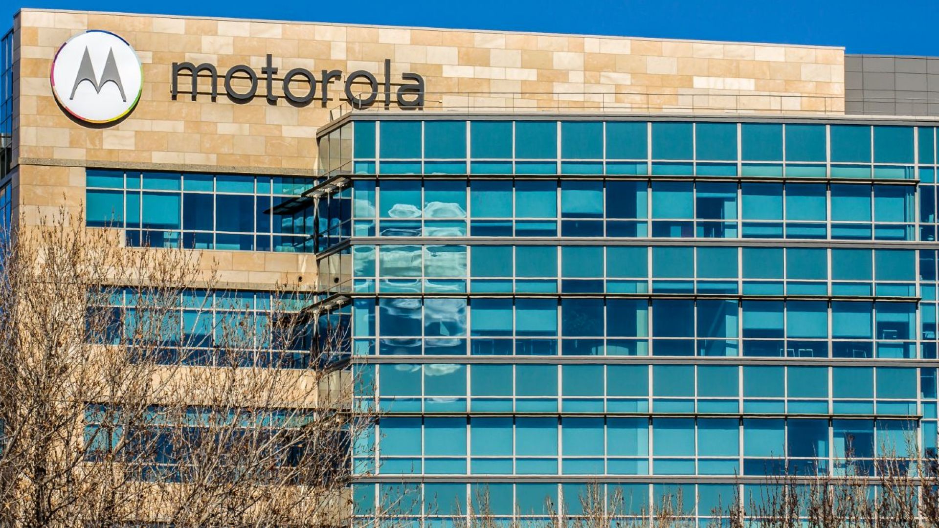 Motorola представя първия си смартфон със сгъваем екран на 13 ноември