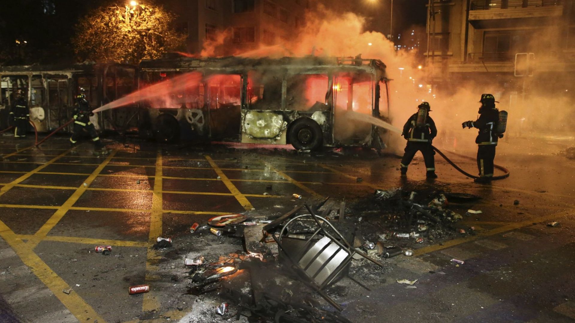 Извънредно положение в Чили след бунтове срещу поскъпването на транспорта (снимки/видео)