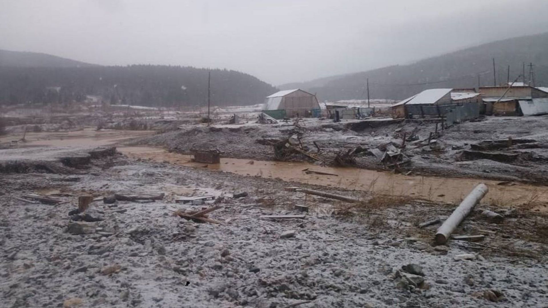 Най малко 15 души са загинали след скъсването на дига и