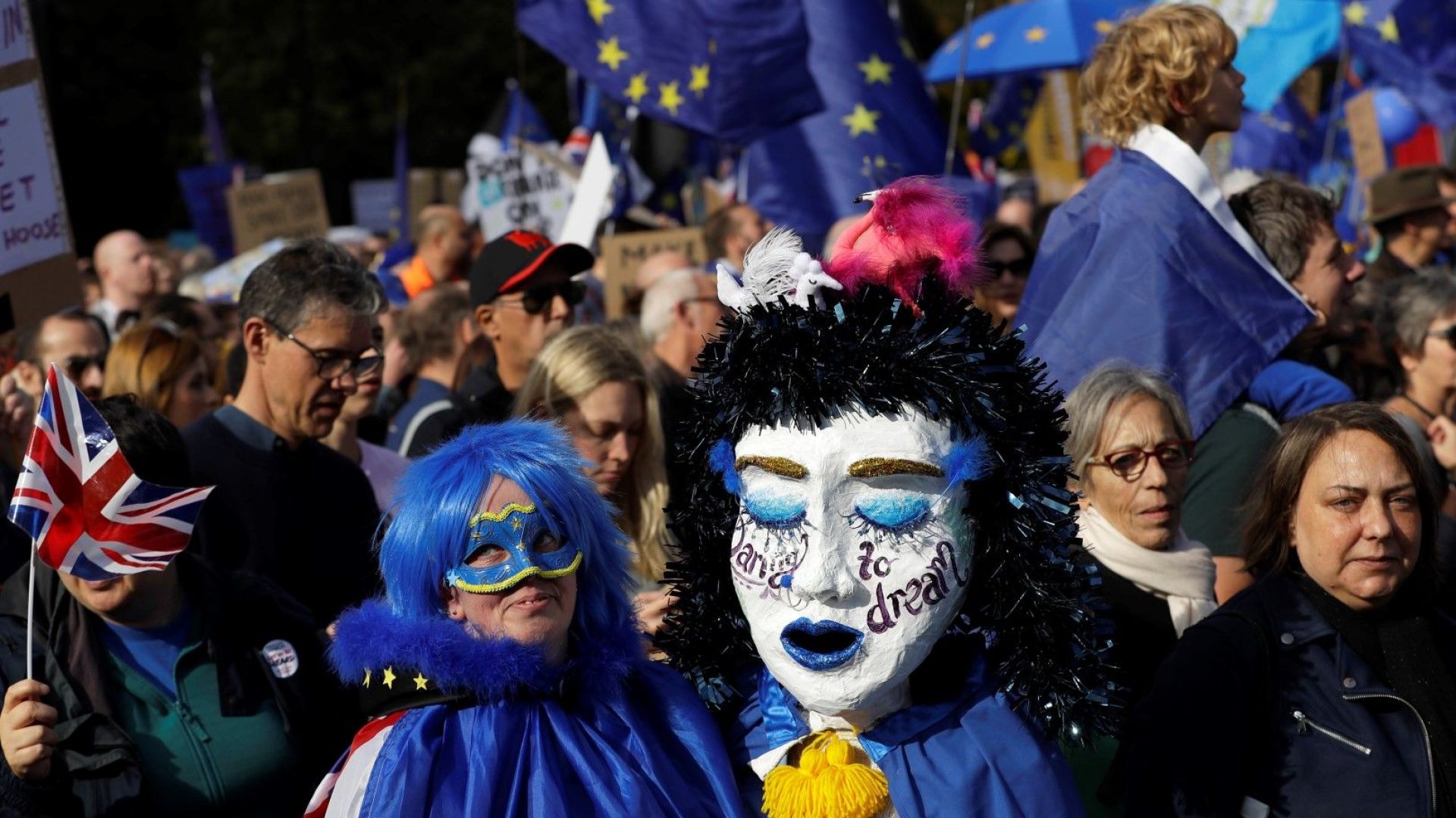 Десетки хиляди протестират днес в Лондон срещу Брекзит докато депутатите