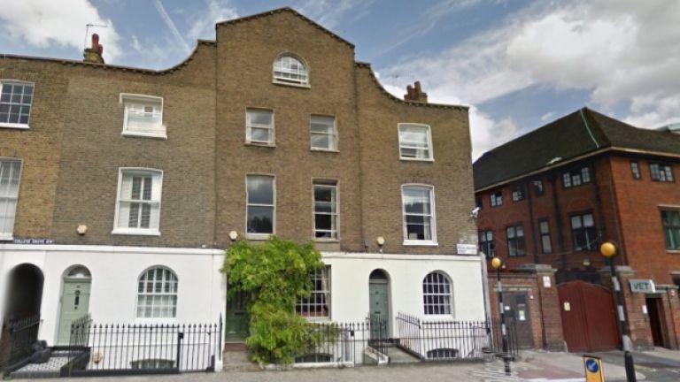 Къщата на "Роял Колидж Стрийт" 8 в Лондон, в която живеят