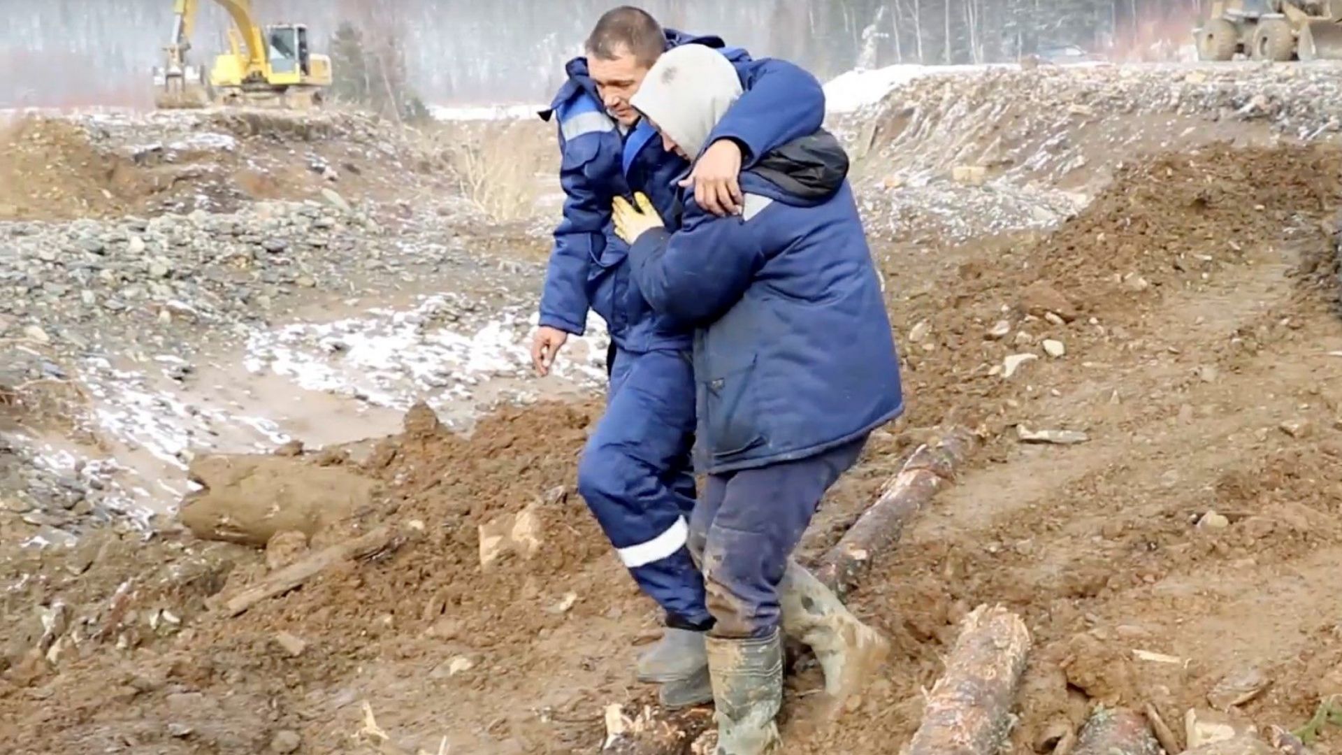 Трима високопоставени служители на компанията добиваща злато в мината в