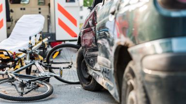 Мъж се вряза с кола в група хора в Холандия, има ранени 