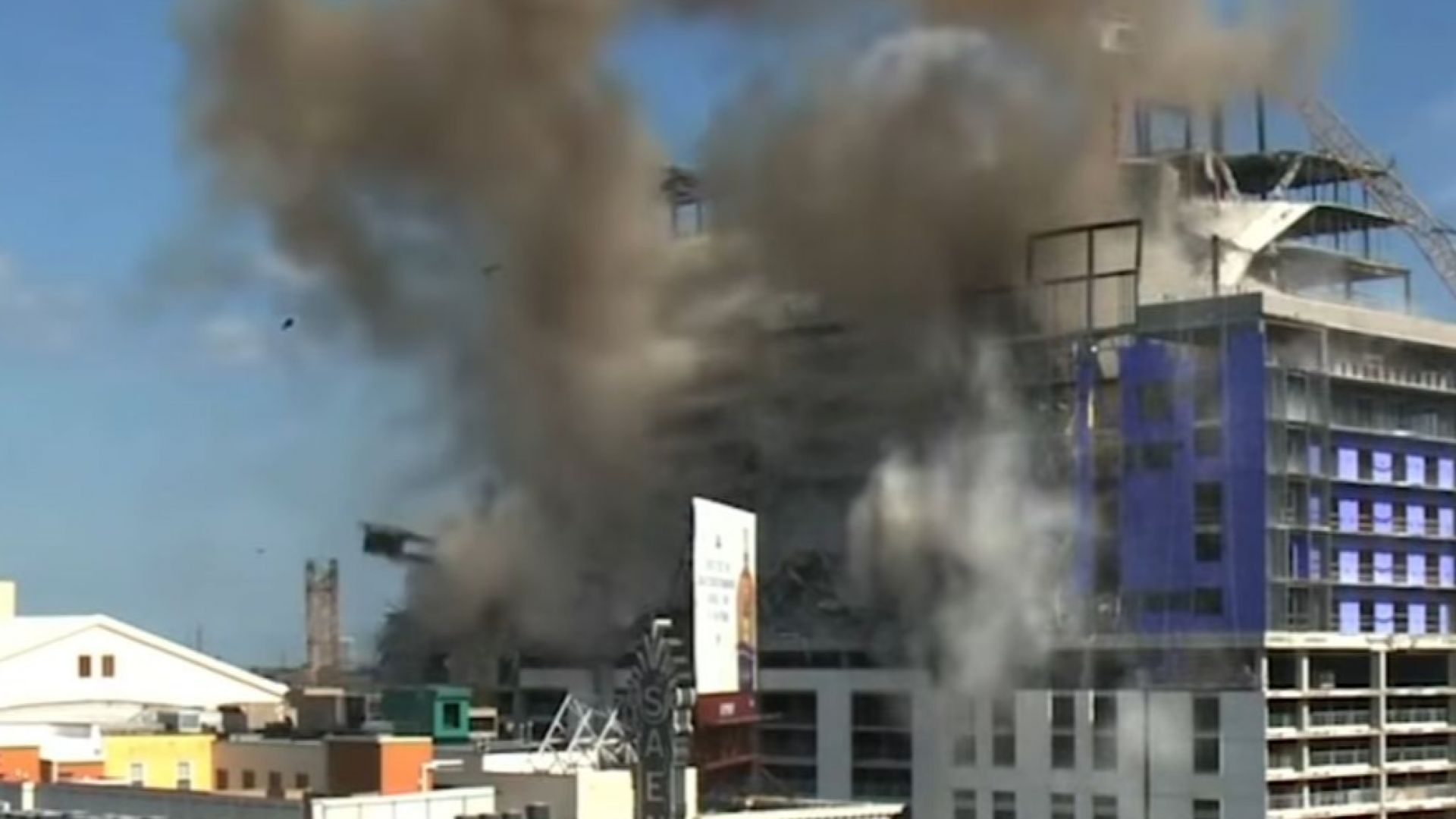 Големи строителни кранове бяха взривени край частично разрушен хотел в