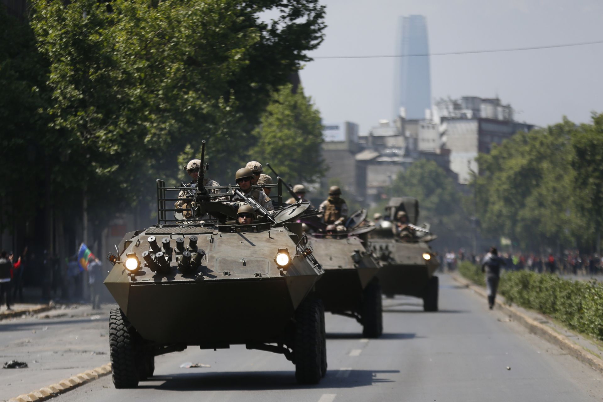 Войници патрулират в Сантяго по време на безредиците на 20 октомври. За пръв път от 1973 г. насам по улиците на столицата на Чили се виждат бротентранспортьори