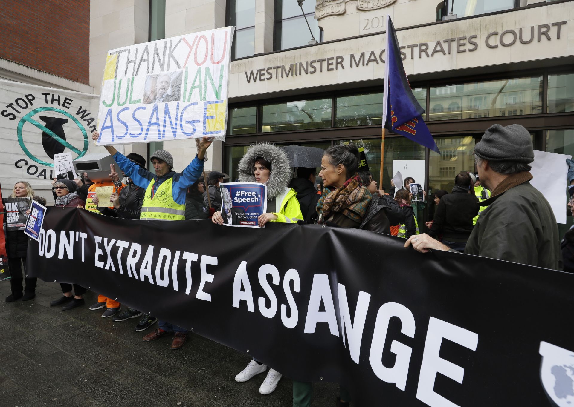 Стотина привърженици на Асандж призоваха британските власти да не го предават на САЩ, където основателят на Уикилийкс е заплашен от 175 години затвор за хакерска дейност.