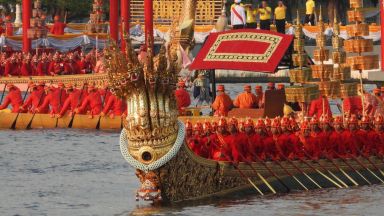 Историческата кралска флотилия баржи на Тайланд дефилира по река Чао Прая за първи път от шест години 