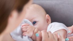 Хълцането регулира дишането при бебетата