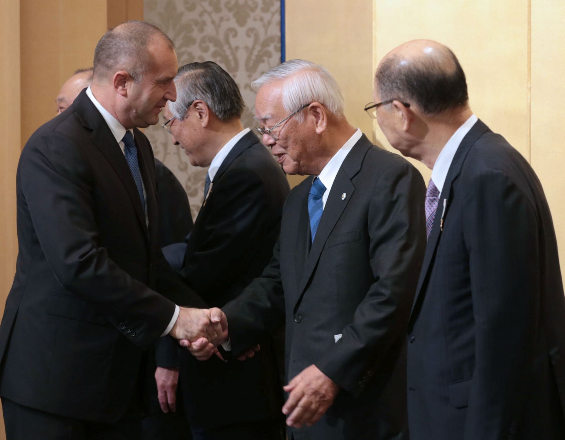 Държавният глава Румен Радев на среща с Кадзуо Кавамура, президент на „Мейджи Холдинг“, Кацунари Мацуда, президент на „Мейджи АД“ и с ръководството на японската корпорация