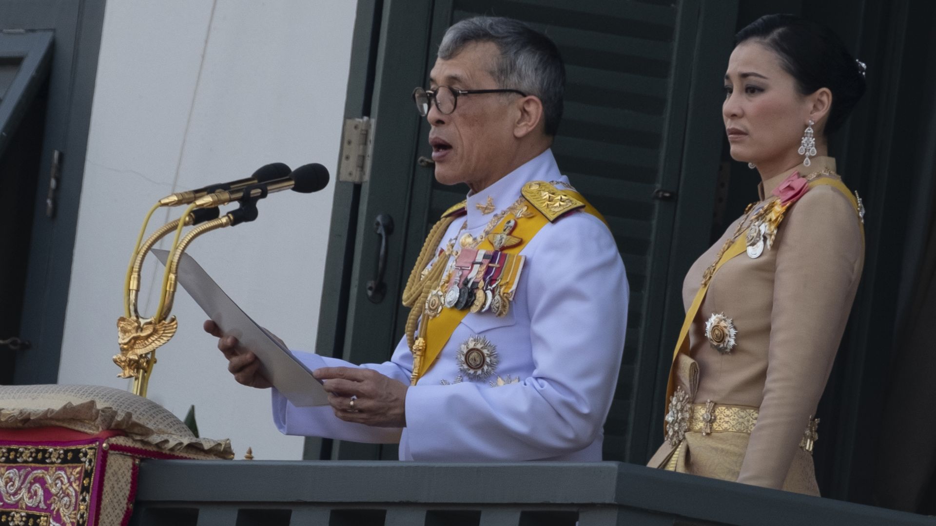 Кралят на Тайланд Маха Ваджиралонгкорн днес лиши 34 годишната си