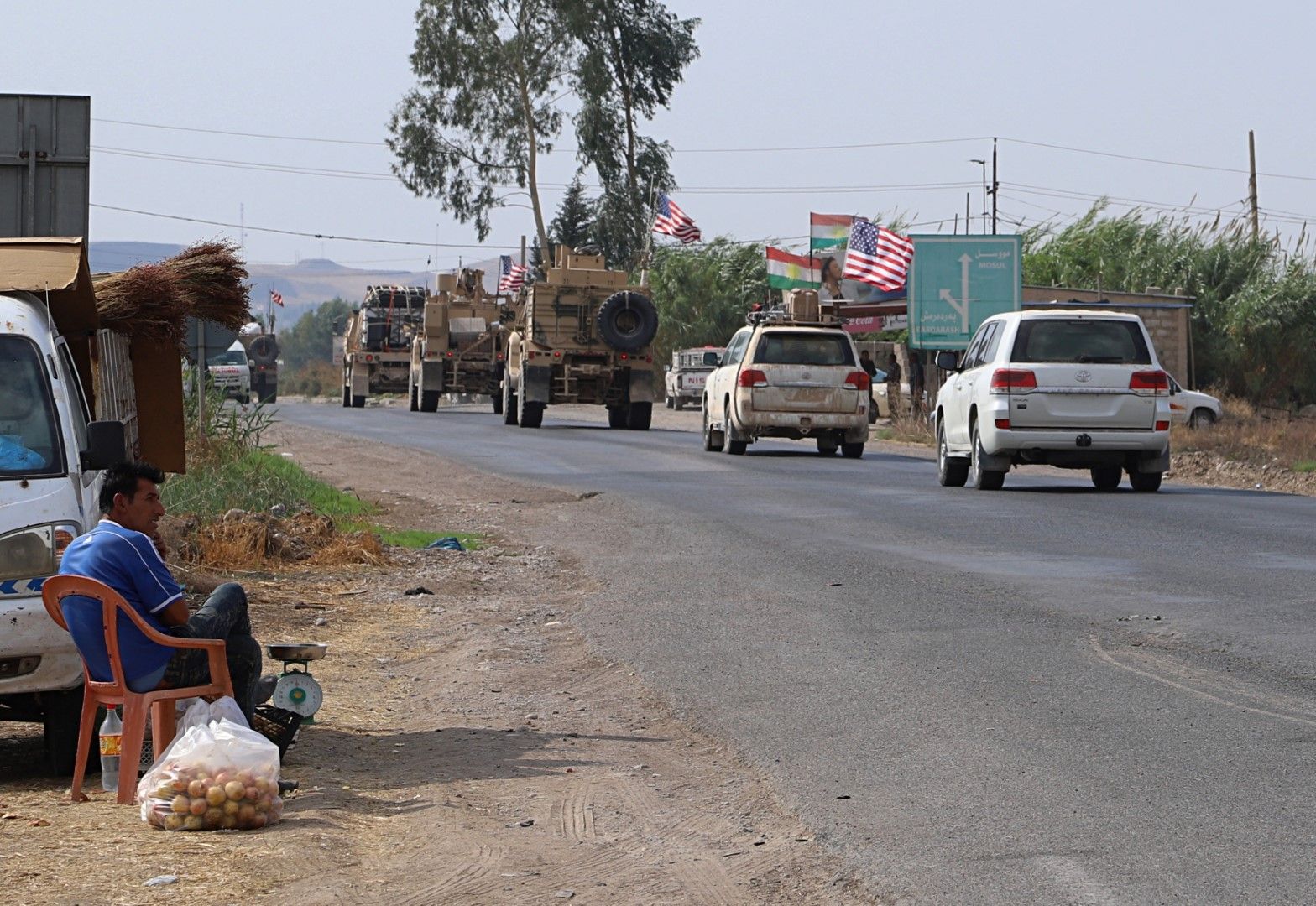 Американски военен конвой край иракския град Дахук, след като е напуснал Сирия, 21 октомври