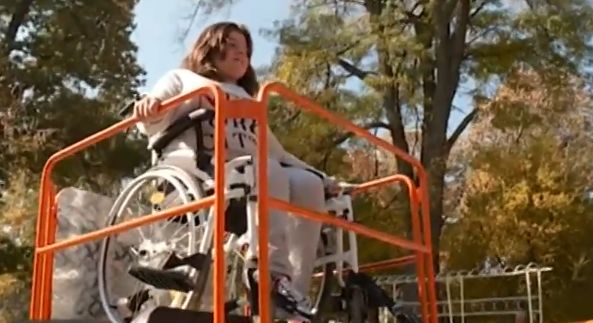 Децата в инвалидни колички се качват на люлка за първи път в живота си