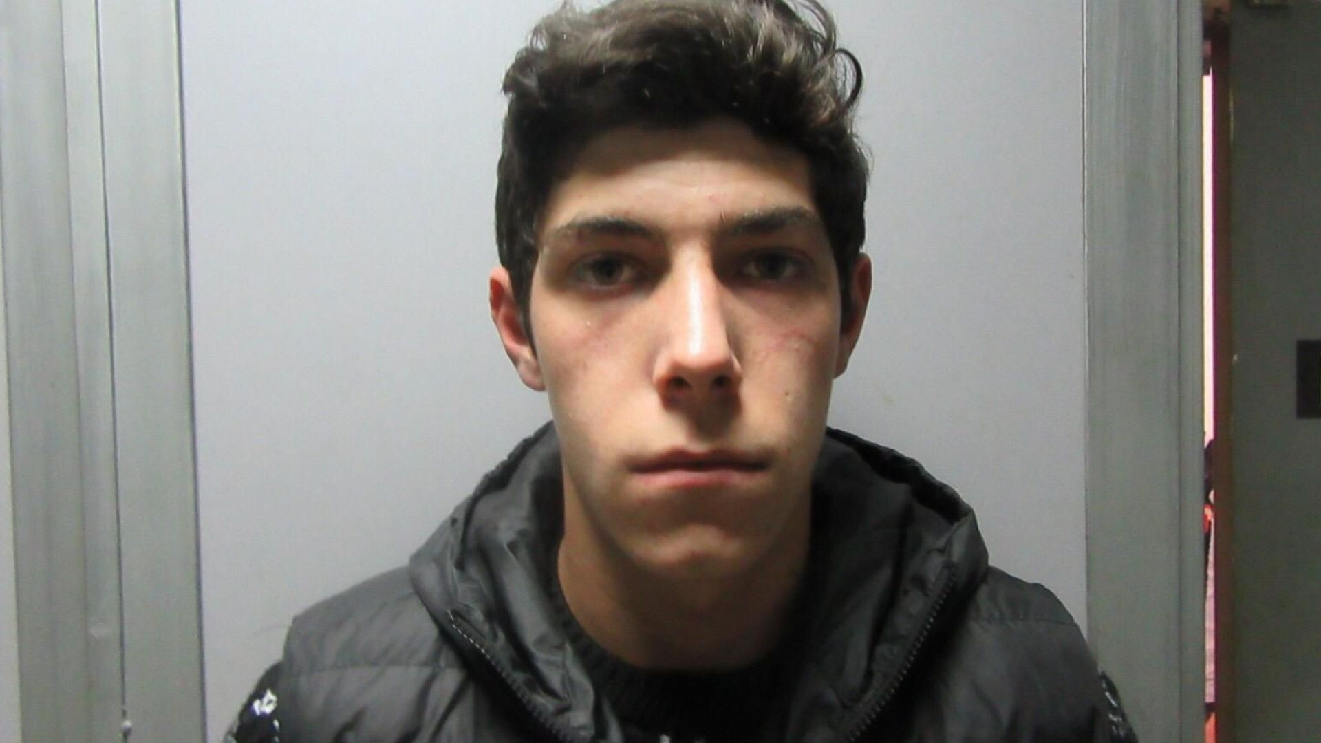 Полицията издирва 18 годишен затворник който днес е избягал от затворническото