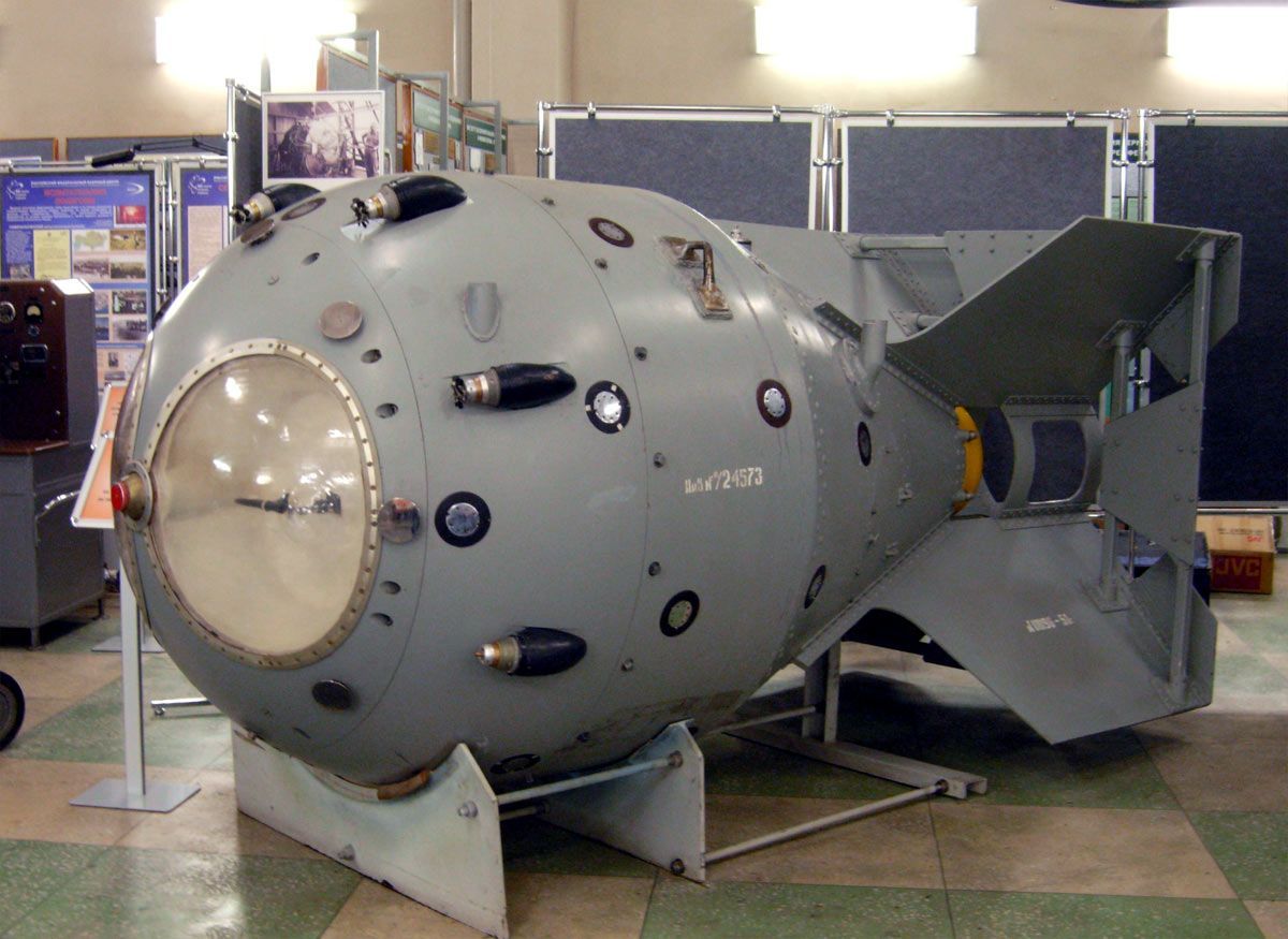 Дизайнът на първата съветска атомна бомба