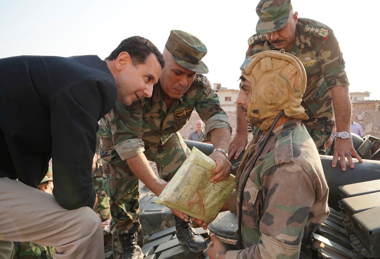Башар Асад общува с войниците в селището Ал Хабит, където е разположен един от гарнизоните на сирийската армия, 22 октомври