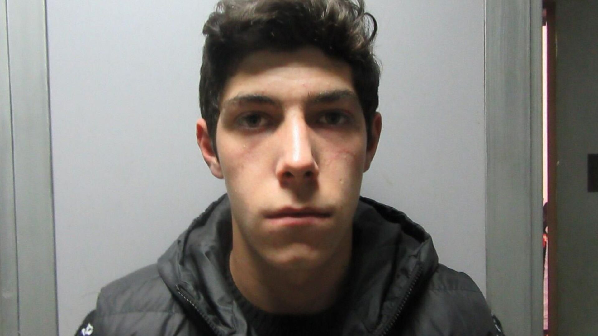 Полицията издирва 18 годишния Мартин Пенчев Шахънски Той е изтърпявал присъда