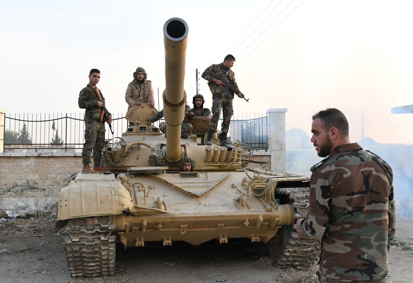 Сирийски войници от правителствената армия са дислоцирани в Манбидж, Североизточна Сирия