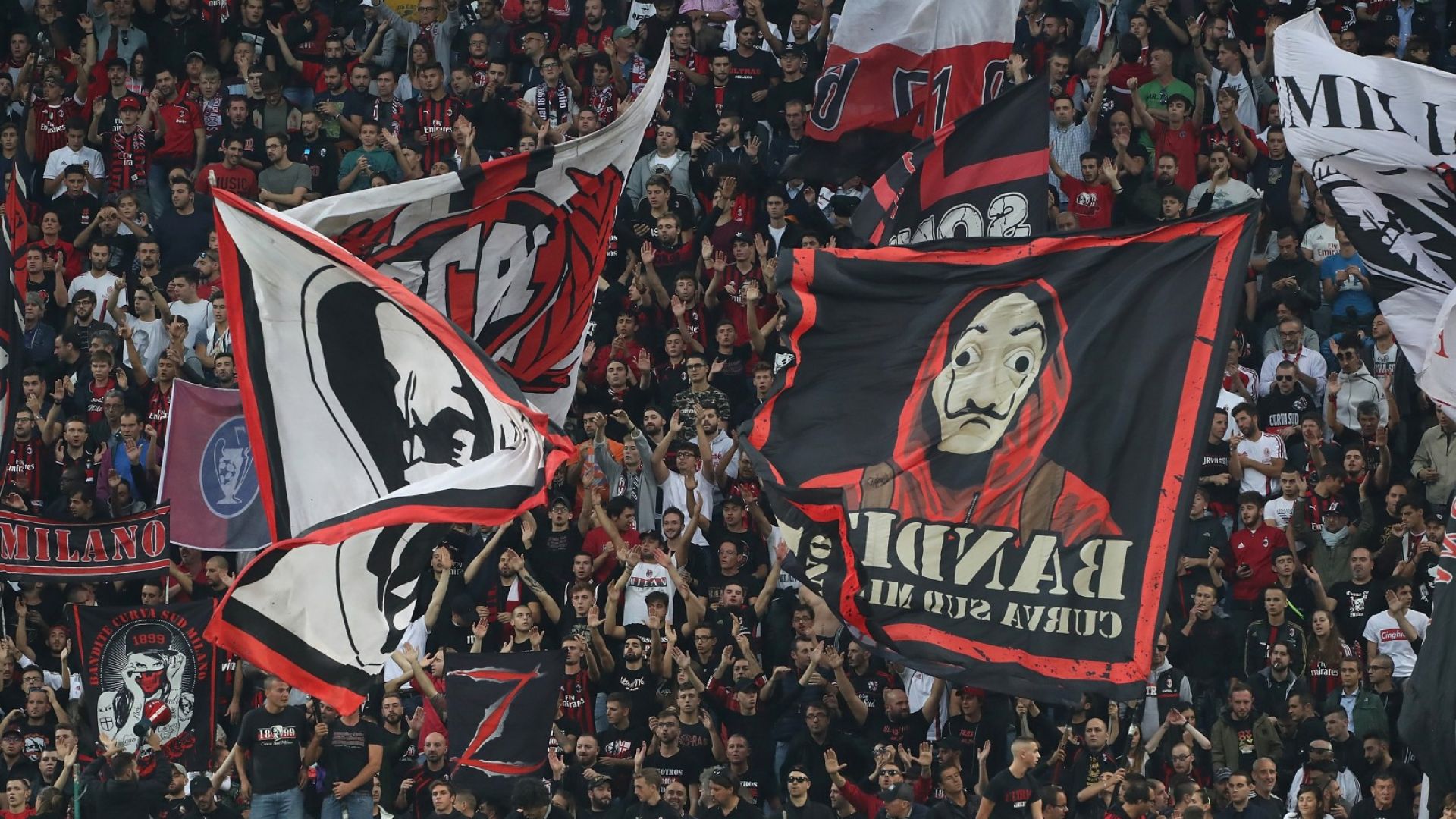Гръцки ултраси с бухалки прекъснаха мач от Шампионска лига