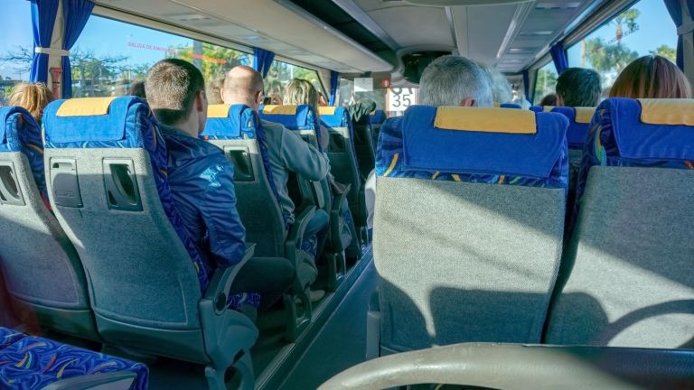 Автобус на туристическа агенция с 30 пътници опита да потегли