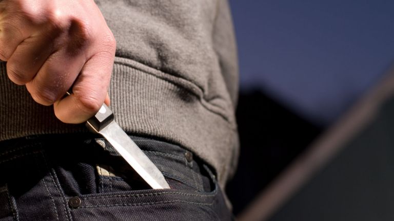 Психично болен мъж нападна 14-годишно момче с нож. Детето е