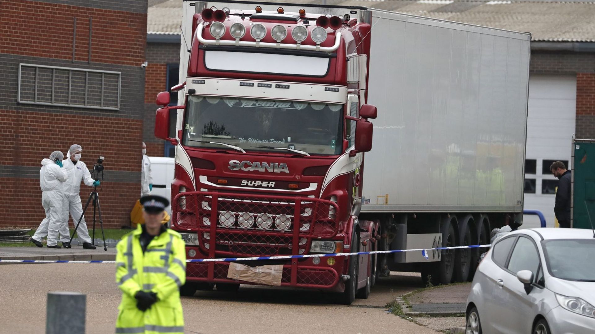 Британската полиция започна работа по идентифицирането на 39-те жертви, намерени