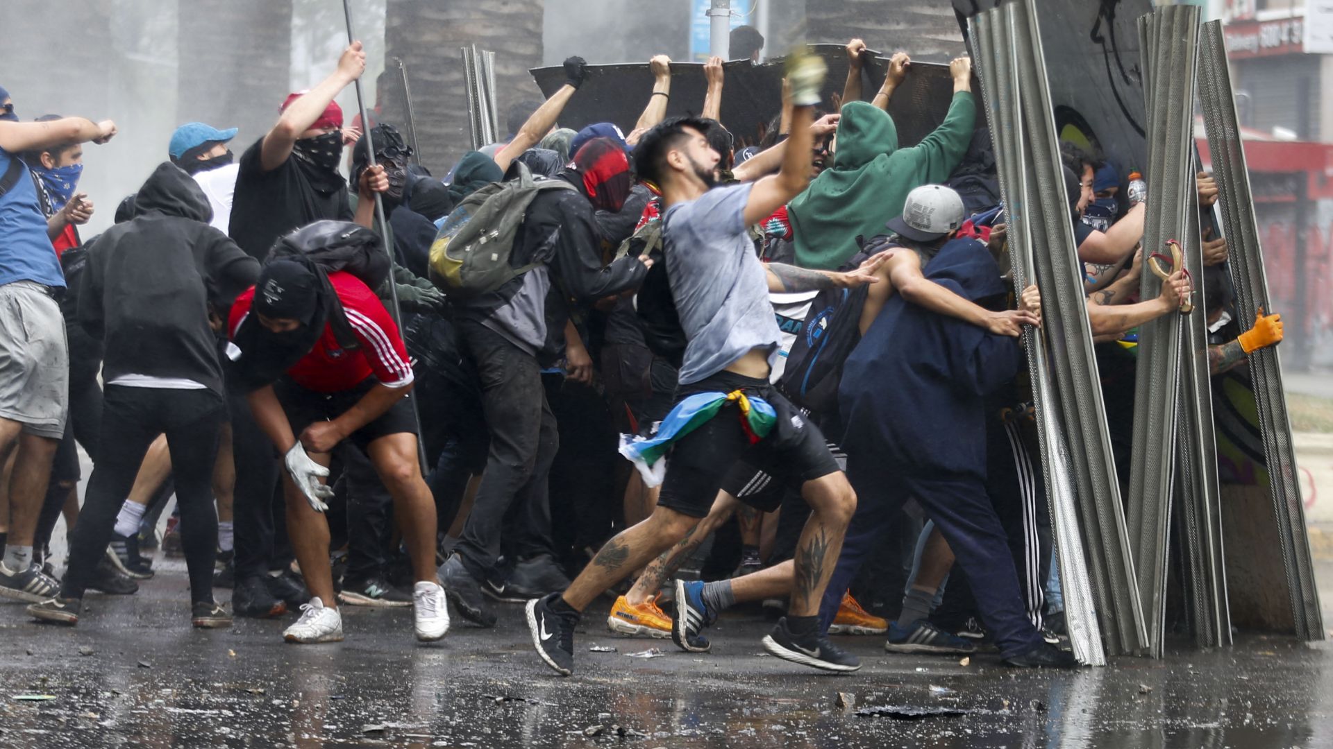 Протестите в Чили продължават, 18 са вече загиналите (видео)