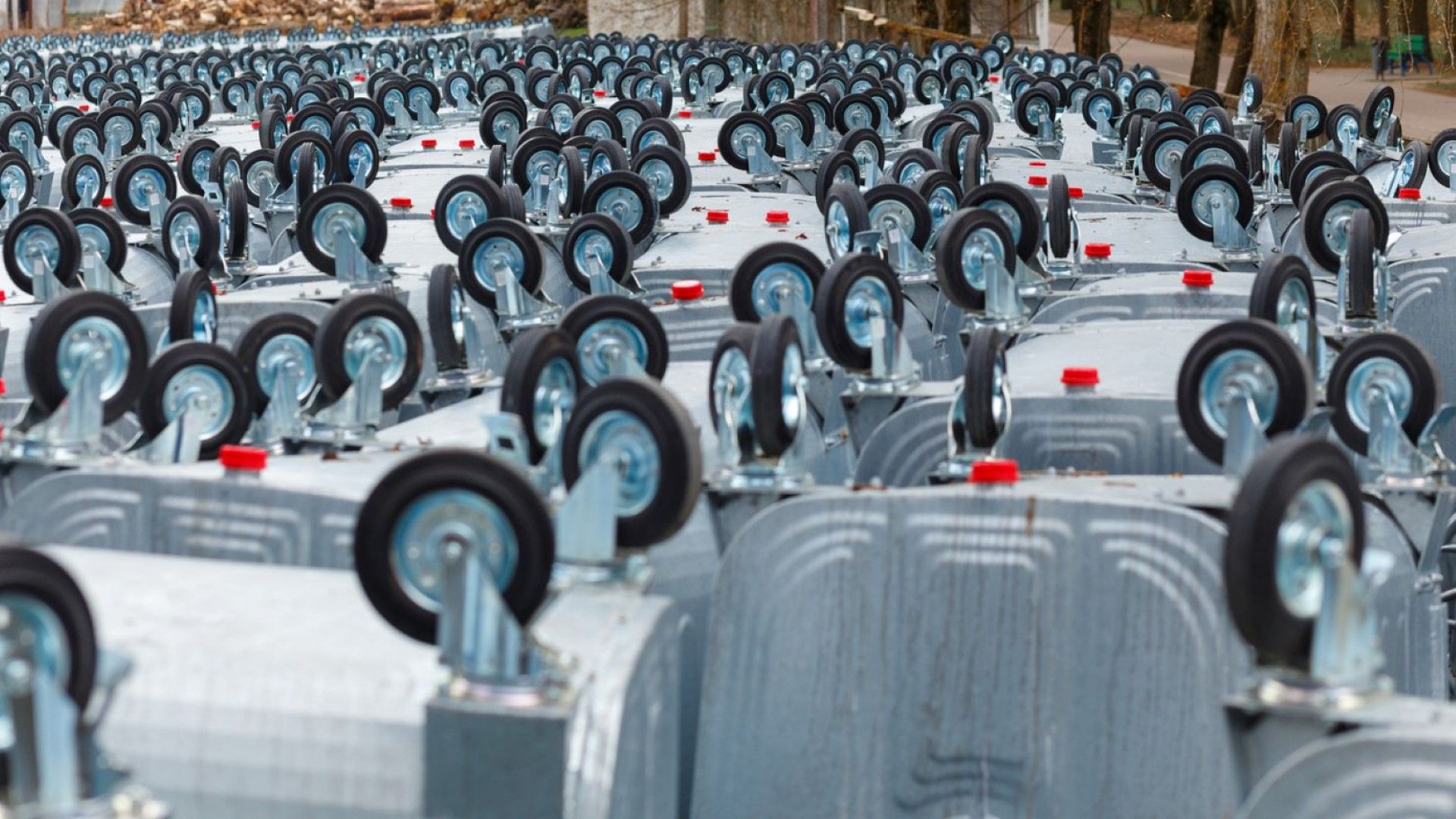 Вандали обръщат кофи за боклук в София Мъже с качулки