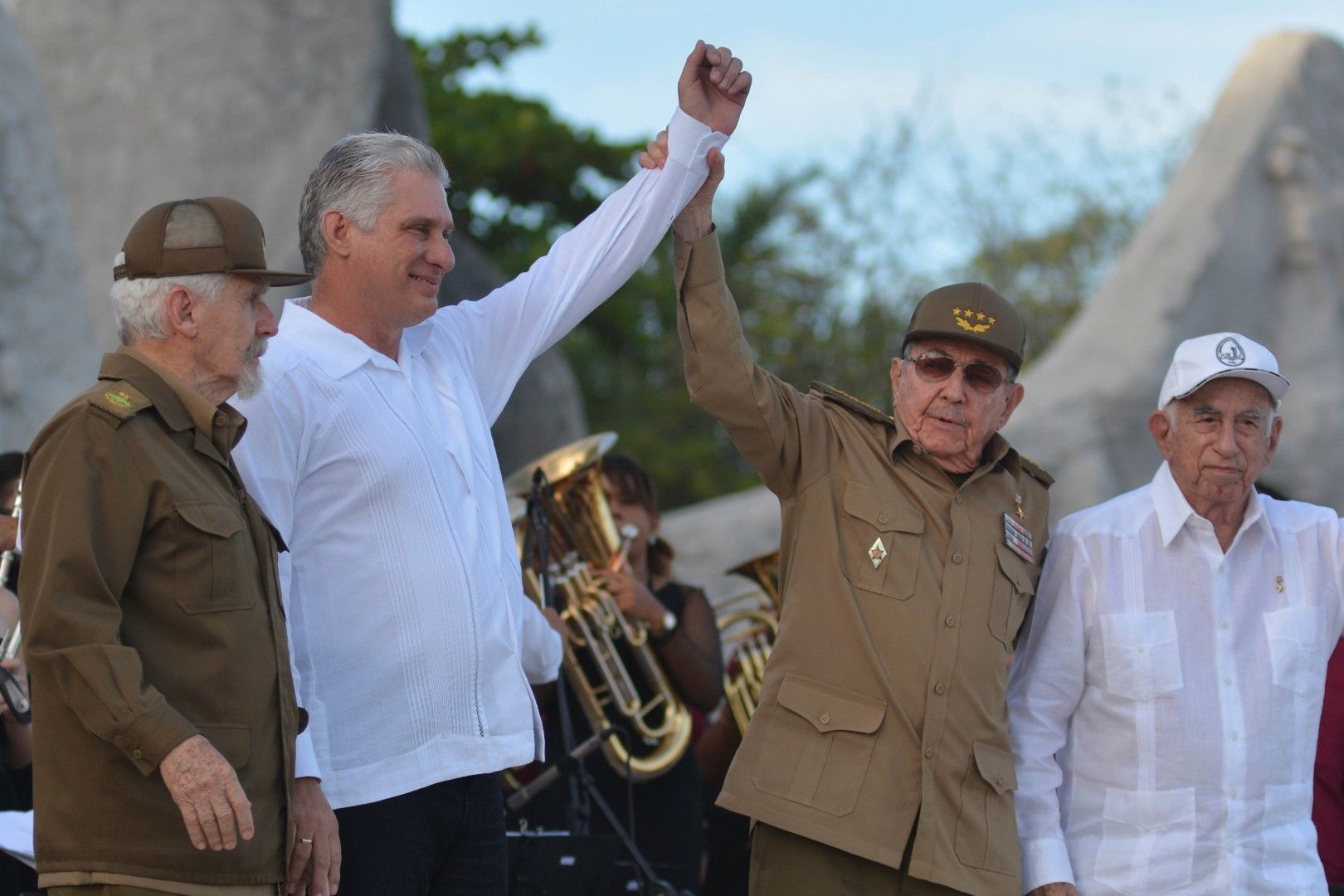 Президентът на Куба Мигел Диаз-Канел и бившият президент Раул Кастро с- двамата с вдигнатите ръце