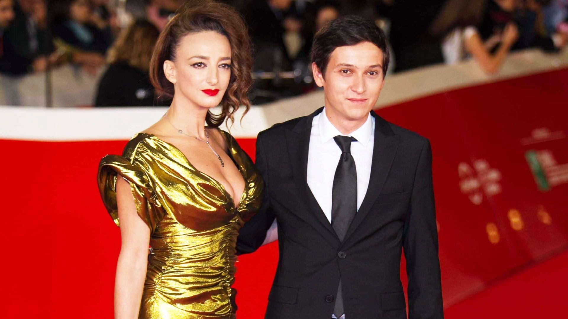 Деси Тенекеджиева на червения килим на кинофестивала в Рим с млад актьор
