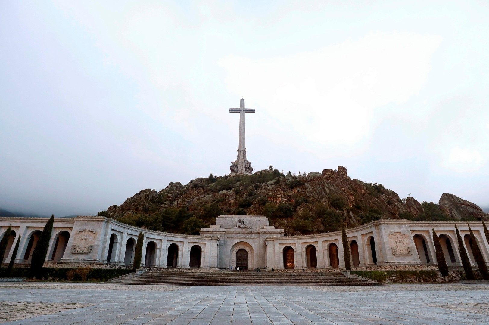 Долината на падналите - помпозен мавзолей и базилика, построени от Франко, където е погребан и откъдето ще бъдат извадени тленните му останки