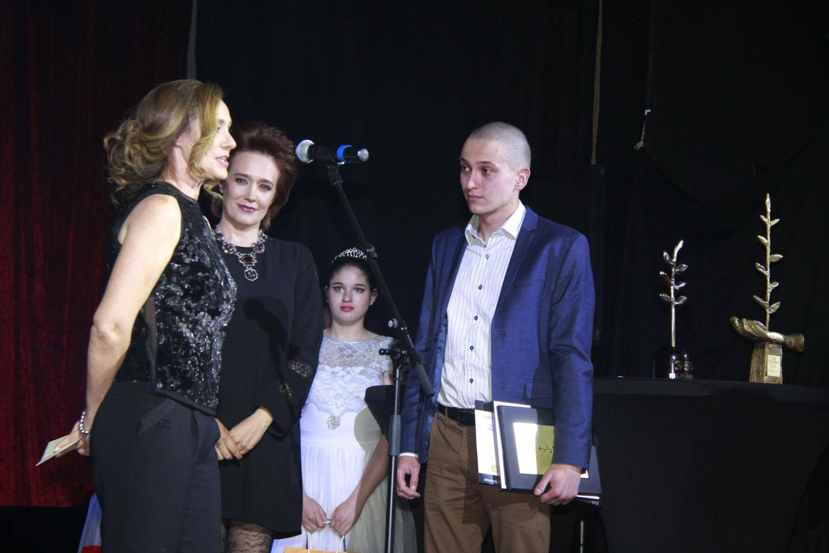 Ива Иванова връчва награда на Димитър Николов