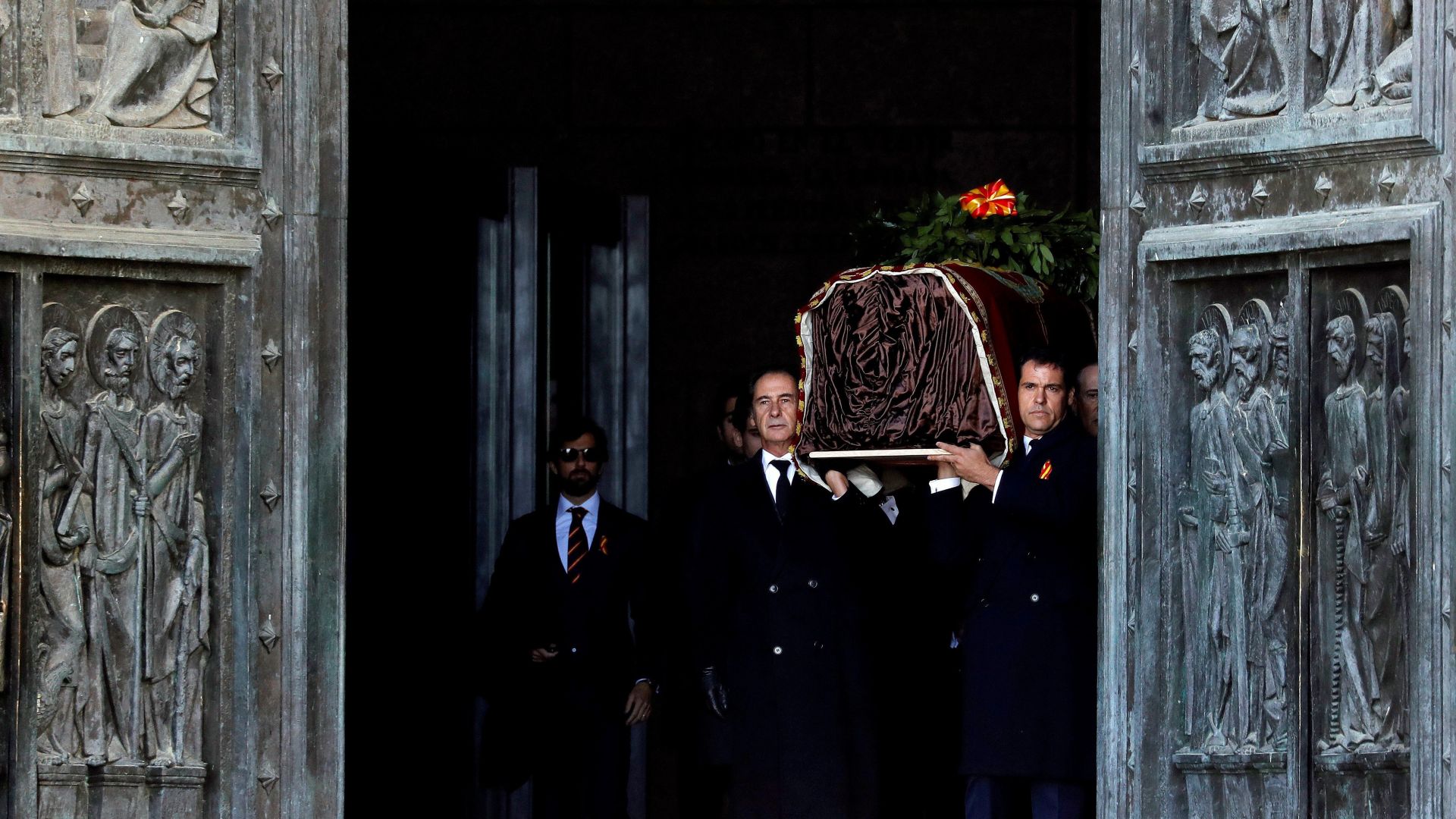 Преместиха тялото на Франко от мавзолея 44  г. след смъртта му (снимки)
