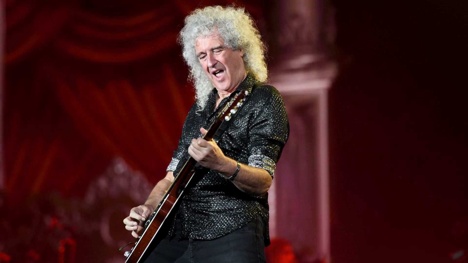 Хиляди феновете на легендарната група Куин предложиха в Ютюб свои