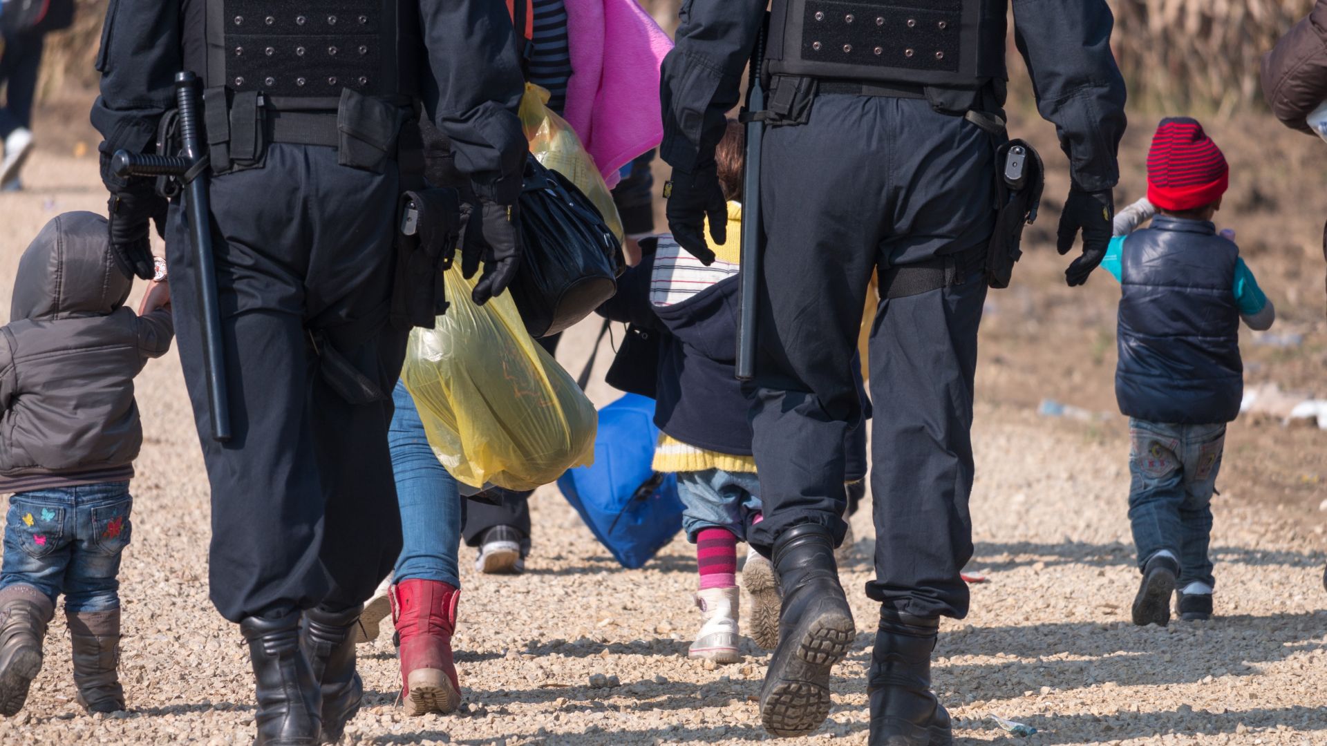 Полицията откри 81 мигранти в къща близо до българската граница