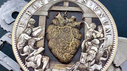 Художник изработи ръчно гравирана монета с механично биещо сърце