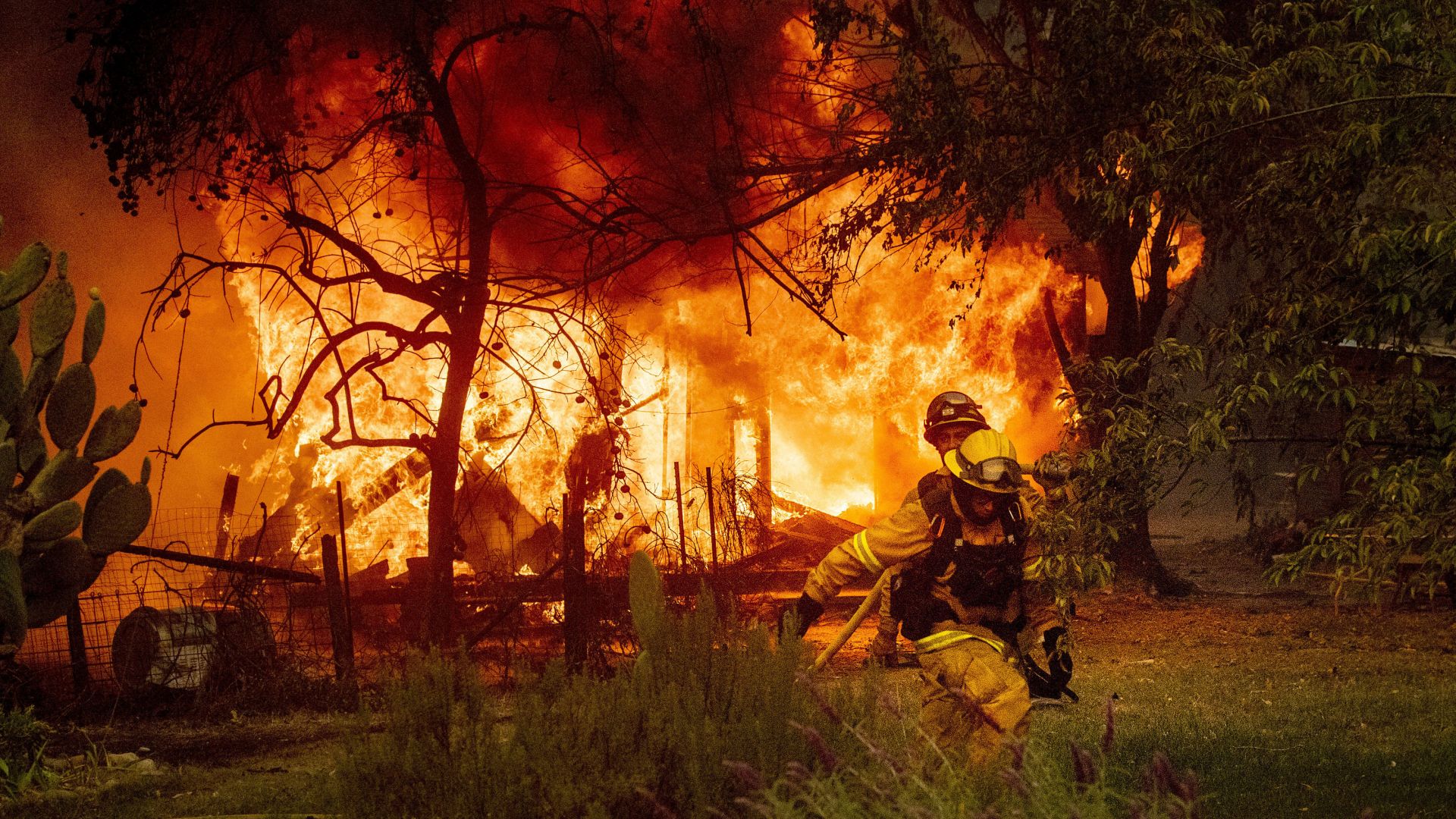 Голям горски пожар който заплашва близко намиращите се до огнището