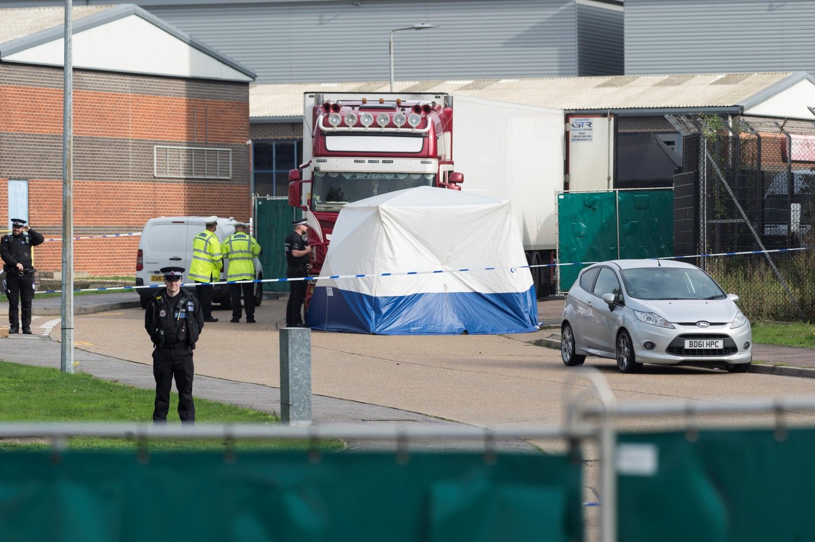 Експерти работят на мястото, където 39 загинали мигранти бяха открити в транспортен контейнер в индустриален парк в Есекс, Англия