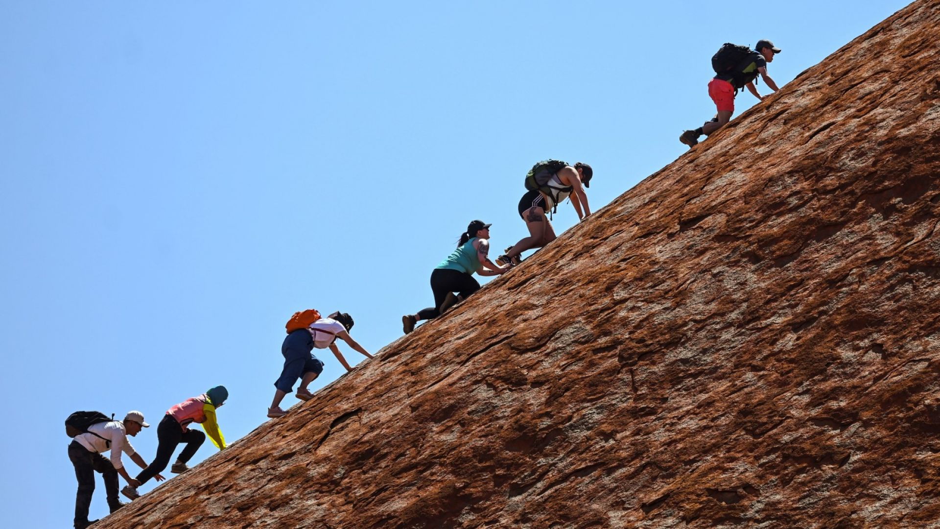 Стотици хора се изкачиха за последен път по скалния монолит Улуру
