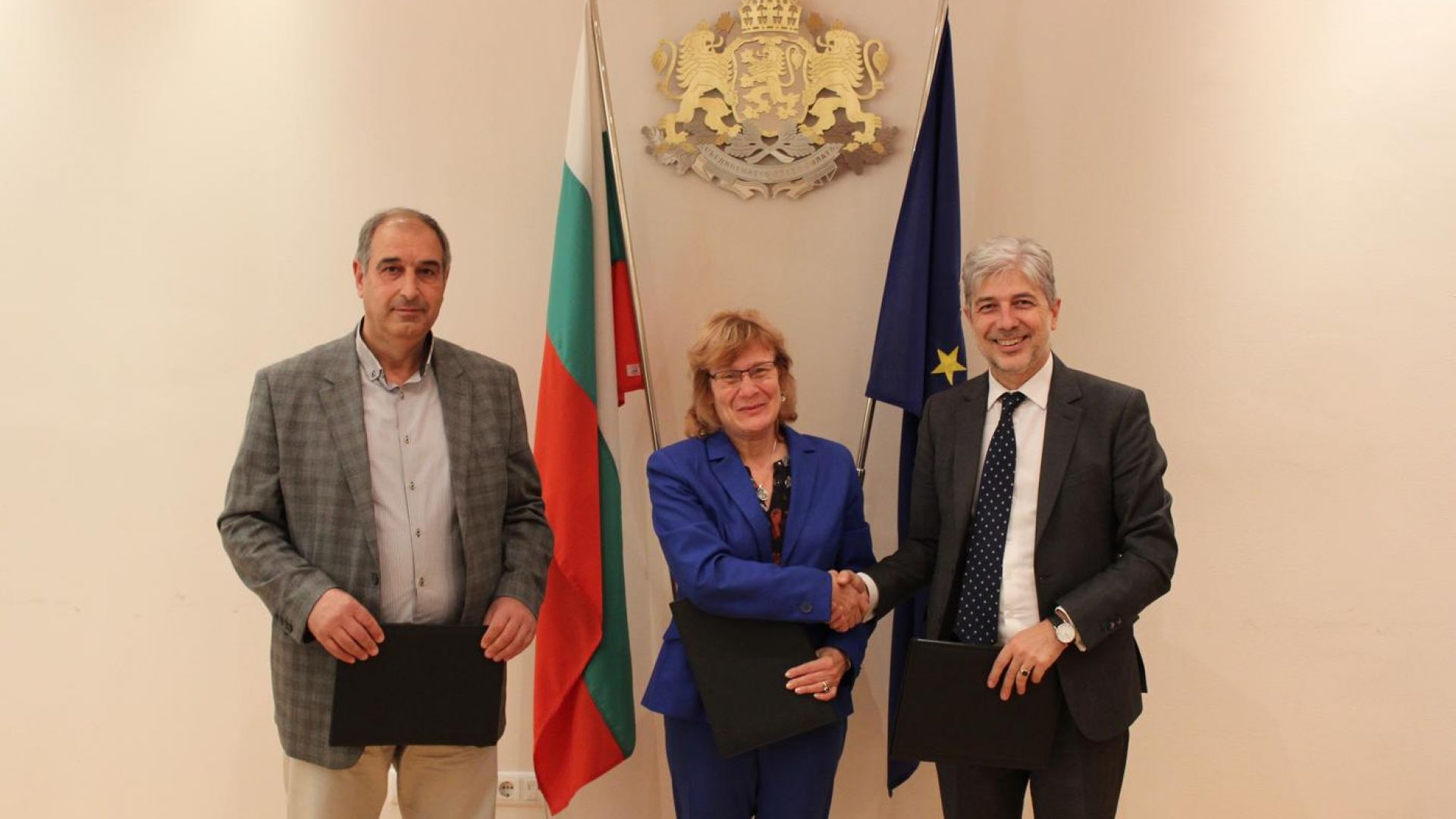 Министърът на околната среда и водите Нено Димов подписа договор