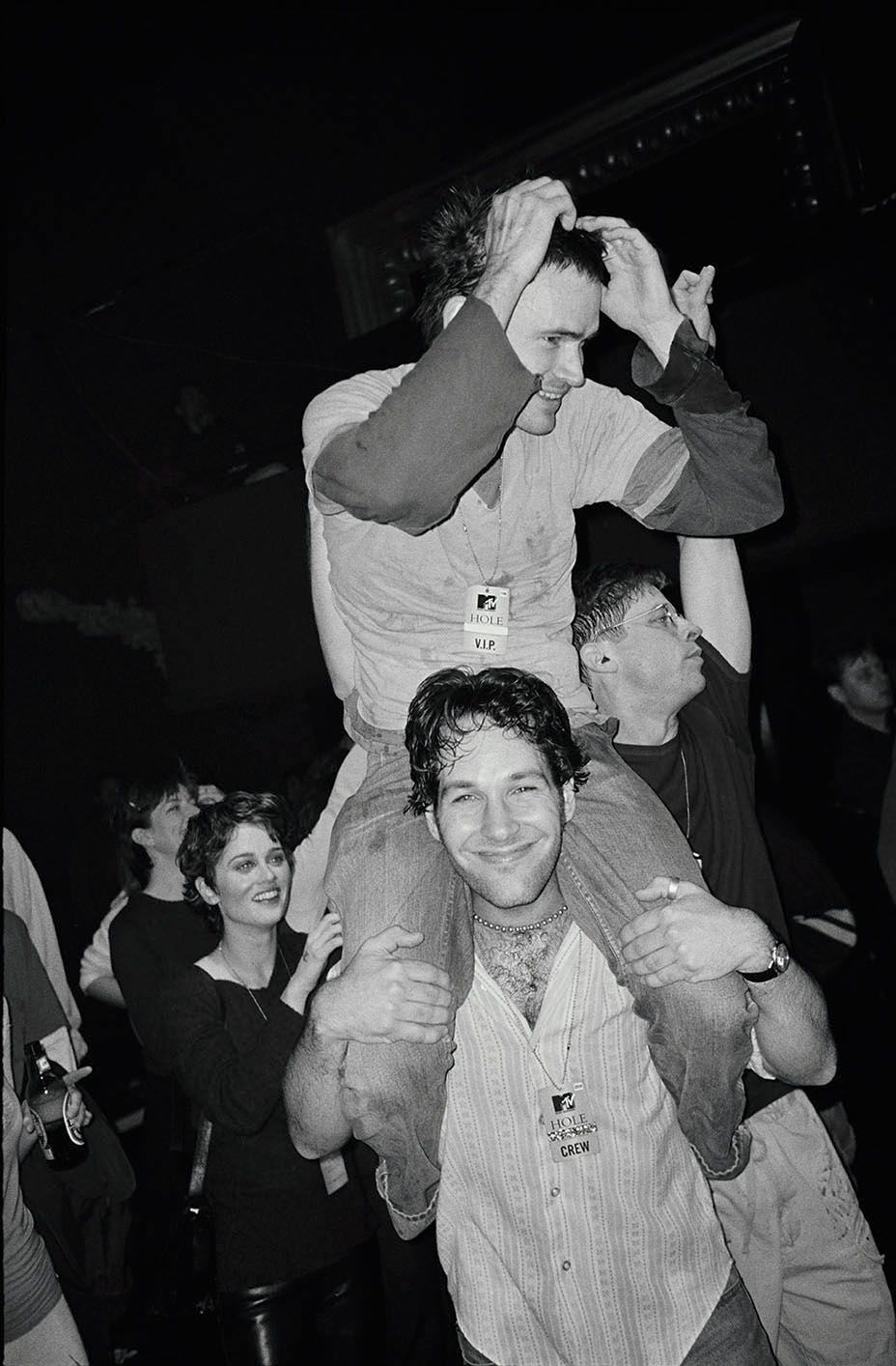 Пол Ръд с Джеръми Дейвис на раменете, а зад тях е актрисата Робин Тъни през 1996 г.