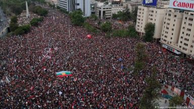 Един милион излязоха на мегапротест срещу президента в Чили