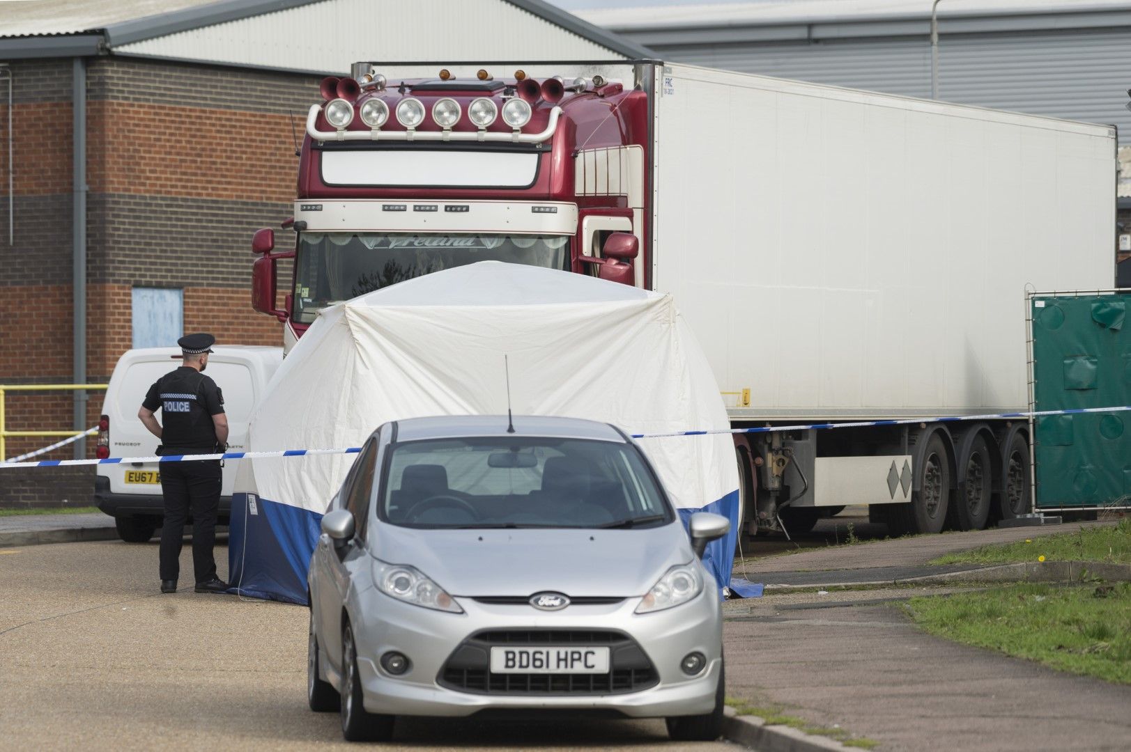 Влекачът и контейнерът, в който в индустриален парк в Есекс, Англия, бяха намерени труповете на 39 жертви, мигранти