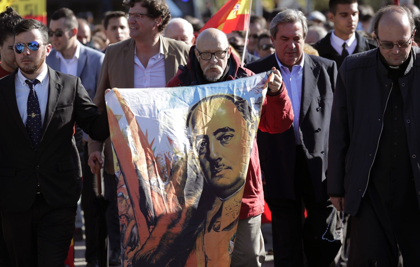 Поддръжник на Франко държи плакат с нарисуван на него лика на диктатора по време на протест в Мадрид