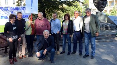 В градинката пред "Кристал" отбелязаха 30 г. от разпръснатия със сила протест на "Екогласност"