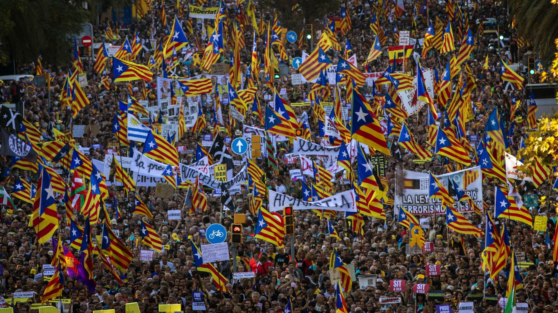 Стотици хиляди каталунци се включиха в мирно шествие по улиците