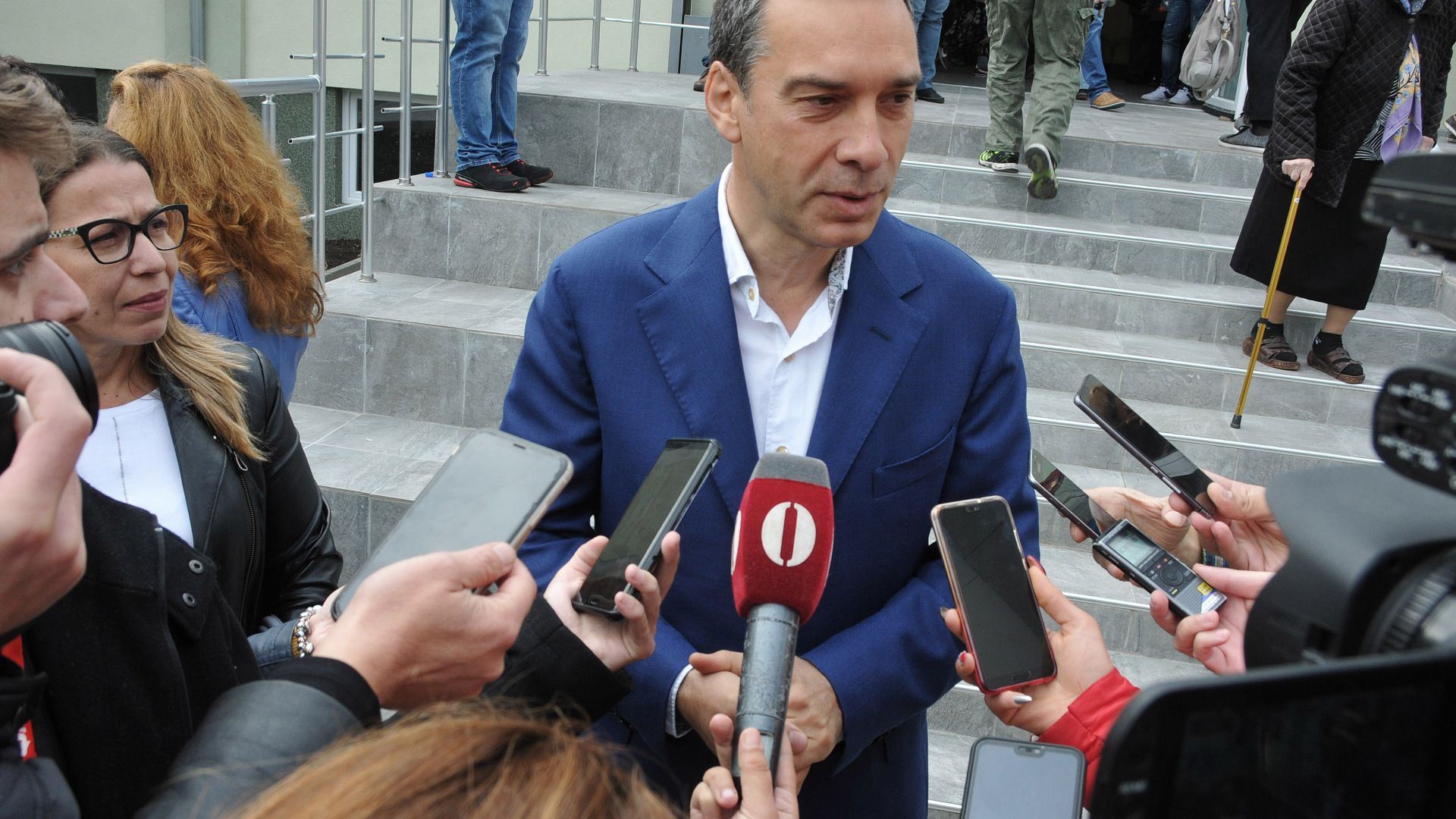 Кметът на Бургас Димитър Николов затвори училищата в града до