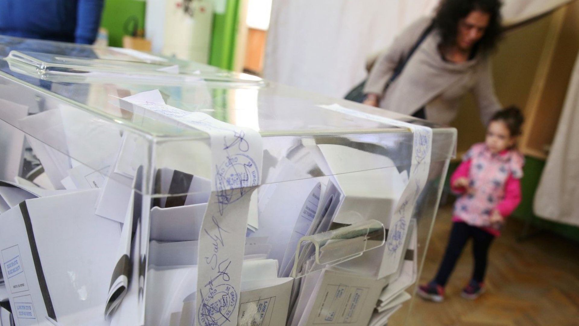 Избирателната активност към 10 00 часа в страната е 10 27 процента